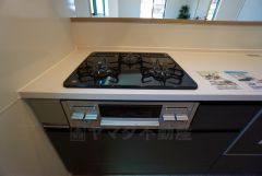 同時にたくさんの料理が調理できる3口コンロ。長時間熱を通しておきたい煮込み料理を作りながら、炒め物など同時進行で進められます。