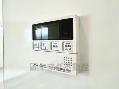 給湯器リモコンはキッチン横からボタンひとつで操作が楽々。通話ボタン付きでお子様とも会話ができて安心です。