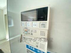 キッチン横からお湯張り、追い炊き、足し湯がボタン一つで楽々操作できる給湯機リモコンです＾＾忙しい夕飯の準備の時間帯に重宝しますね。