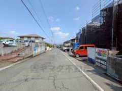 前面道路は公道西側約6.6ｍ。幅広いため車の離合や駐車などもスムーズです＾＾