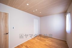 6.8帖の主寝室。天井が木目で落ち着いた雰囲気の主寝室に仕上がっています。