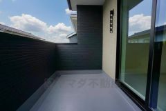 お洗濯物を干すスペースとしても十分な広さがあります。  お天気の良い日はお洗濯物がよく乾きそうな日当たり良好のバルコニーです＾＾