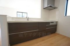 対面式カウンターキッチンでお子様の様子が見守れます。カウンタートップは耐熱性に優れており、日ごろのお掃除もふき取るだけでＯＫ。ステンレスシンクも簡単にお掃除できますよ。