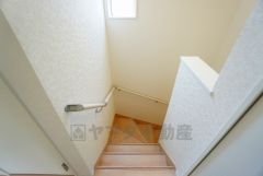 ご年配の方でも安心できる、手すり付き階段です＾＾段差も低めで設定されてますので安全性にも優れてますね＾＾