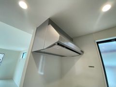 調理により発生する油煙や臭いを吸い込み、屋外へ排気してくれます。