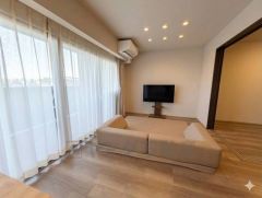 大きな窓のあるリビングは、陽光あふれる明るい空間です。居心地良く、ご家族皆がゆったり寛げる憩いの空間となりそうです。