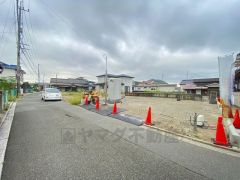 前面道路は西側約4.2ｍ。交通量が少なく小さなお子様がいるご家庭でも安心です＾＾