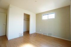 住む人のこだわりを活かす洋室＾＾日当たりがよく、寝室としての利用もおすすめ。広めのクローゼットもあり荷物もすっきり片付けれ、ゆとりのある暮らしが出来ます＾＾