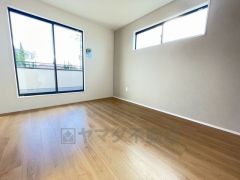 住む人のこだわりを活かす洋室＾＾日当たりがよく、寝室としての利用もおすすめ。広めのクローゼットもあり荷物もすっきり片付けれ、ゆとりのある暮らしが出来ます＾＾