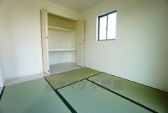 同仕様写真。リビングからの続き間として和室をご用意しました。普段はリビングとつなげて開放的なスペースとして。来客時には客間としてお使いいただけます。