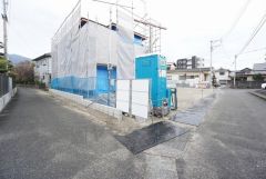 前面道路（2号棟）完成予想図。10年間の瑕疵保証が付いた安心の新築戸建。最新の設備で気持ちの良い新生活を送りませんか。は前面道路は公道西側約4ｍ。