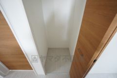 同仕様写真。各居室に入りきれなかった荷物や、2階で使用する日用品のストック置き場に便利です。