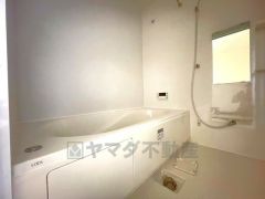 同仕様写真。1日の疲れを癒すくつろぎのバスルーム。足を伸ばしてもゆったりと入れるサイズです。お子様と一緒にお風呂に入っても狭くないですね^^