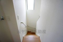 階段は段数を通常より1段多く段差を低く設定し、足元灯も完備。より安全な階段を追求しました。