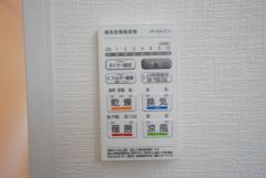 雨の日の洗濯も安心できる浴室暖房乾燥機付き浴室。リモコンで操作もボタン1つで簡単。 浴室暖房乾燥機には、暖房、乾燥、涼風、換気の4つの機能が付いています。タイマー付きです。
