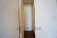 キッチン横可動棚式パントリー。食器やキッチン用品、食料品の保存に便利です＾＾可動棚式なので高さのある物もスッキリ収納できます＾＾