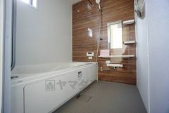 1日の疲れを癒すくつろぎのバスルーム。足を伸ばしてもゆったりと入れるサイズです。お子様と一緒にお風呂に入っても狭くないですね^^