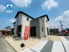 グレー・ベージュを基調としたシンプルで飽きの来ない外観です。 設備仕様も充実した新築戸建です。 快適でゆとりのある生活空間で新生活を始めましょう^^