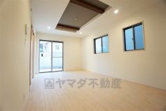 同仕様写真。大きな窓のあるリビングは、陽光あふれる明るい空間です。居心地良く、ご家族皆がゆったり寛げる憩いの空間となりそうです。