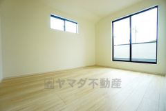 2面採光を確保した明るい室内は、風通しも良く、大変居心地の良い空間となっております。爽やかな風を感じて起きる朝は、快適生活の始まりに。