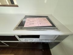 汚れてもサッとふける、お手入れのしやすいIHクッキングヒーター。オール電化なので経済的。