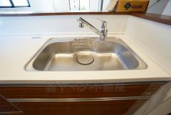 広々とした凸型シンクに洗剤ポケットを標準装備。大きなお鍋など洗いやすいです。洗剤や石鹸、スポンジもすっきりできる収納付き。