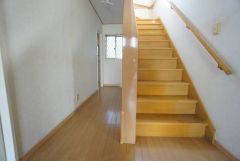 家の中心に階段を配置。階段には小窓を配置しました。日中でも暗くなりがちな階段下が明るくなり安全ですね。