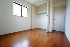 同仕様写真。住む人のこだわりを活かす洋室＾＾日当たりがよく、寝室としての利用もおすすめ。広めのクローゼットもあり荷物もすっきり片付けれ、ゆとりのある暮らしが出来ます＾＾