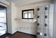 共用部 嬉しい宅配ボックス付き。 忙しい時や、不在にしていて商品を受け取れない時などにとても便利です＾＾