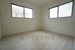 2面採光を確保した明るい室内は、風通しも良く、大変居心地の良い空間となっております。爽やかな風を感じて起きる朝は、快適生活の始まりに。