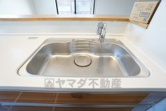 広々としたステンレスシンクには、洗剤やスポンジを収納出来るラック付き。広さも確保しているので、大きなお鍋も洗いやすいです。