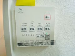 雨の日の洗濯も安心できる浴室暖房乾燥機付き浴室。リモコンで操作もボタン1つで簡単。 浴室暖房乾燥機には、暖房、乾燥、涼風、換気の4つの機能が付いています。タイマー付きです。