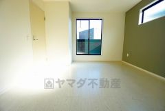 住む人のこだわりを活かす洋室＾＾日当たりがよく、寝室としての利用もおすすめ。広めのクローゼットもあり荷物もすっきり片付けれ、ゆとりのある暮らしが出来ます＾＾