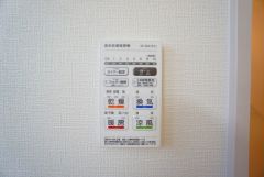 雨の日の洗濯も安心できる浴室暖房乾燥機付き浴室。リモコンで操作もボタン1つで簡単。 浴室暖房乾燥機には、暖房、乾燥、涼風、換気の4つの機能が付いています。タイマー付きです。