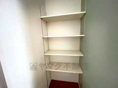 物が散らかりやすいリビングに収納スペースを確保。書類や雑貨をひとまとめにできまるため、お部屋をすっきりさせることが出来ます。