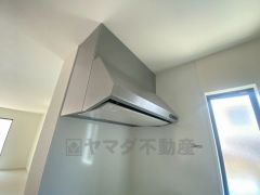 調理により発生する油煙や臭いを吸い込み、屋外へ排気してくれます。