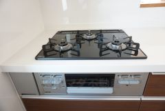 同仕様写真。3口コンロなので、効率よくお料理が楽しめます。毎日のお料理も楽しくなりますね＾＾