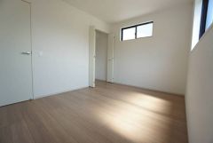 木目調のシンプルデザインで落ち着きと安らぎの空間に仕上げています。各部屋に収納が完備されているので、お荷物が多くなっても安心の設計です。