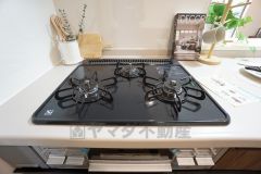 3種類の料理が同時に調理できる、3口ガスコンロ。忙しい夕食の支度時間が短縮できて嬉しいですね。