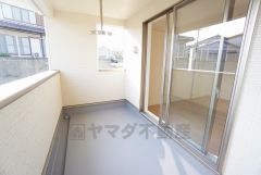 お洗濯物を干すスペースとしても十分な広さがあります。  お天気の良い日はお洗濯物がよく乾きそうな日当たり良好のバルコニーです＾＾