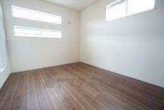 2面採光を確保した明るい室内は、風通しも良く、大変居心地の良い空間となっております。爽やかな風を感じて起きる朝は、快適生活の始まりに。