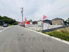 前面道路は6.2ｍ。 お車の離合もスムーズです＾＾ 大型車の通行がなく、騒音や振動が少ないので静かで快適な生活を送れます。