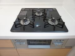 同仕様写真。3口コンロなので、効率よく調理ができます。毎日のお料理が楽しくなりますね。