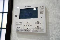 キッチン横からお湯張り、追い炊き、足し湯がボタン一つで楽々操作できる給湯機リモコンです＾＾忙しい夕飯の準備の時間帯に重宝しますね。