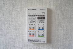 雨の日の洗濯も安心できる浴室暖房乾燥機付き浴室。リモコンで操作もボタン1つで簡単。 浴室暖房乾燥機には、暖房、乾燥、涼風、換気の4つの機能が付いています。タイマー付きです。