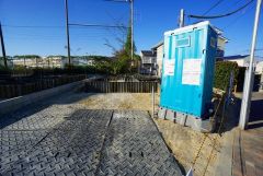 駐車スペースはゆとりある2台分を確保。マイカー用に、お客さま用に、余裕を持ってご利用いただけます。