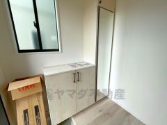 たっぷり収納できるシューズボックスです。家族全員の靴がきれいに整頓できます。棚の上にお花や写真を飾っても良いですね。