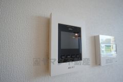 防犯性もばっちり、TVモニター付きインターフォン完備。大きなモニターで玄関先を確認できます。録画機能が付いているので不在時の訪問者も確認できて安心です^^