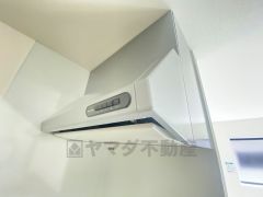 レンジフード。 調理により発生する油煙や臭いを吸い込み、屋外へ排気してくれます。