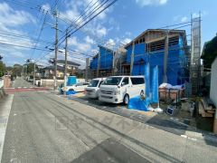 道幅が広く、車通勤の方や買い物などでの車の出し入れも楽々できて嬉しいですね。